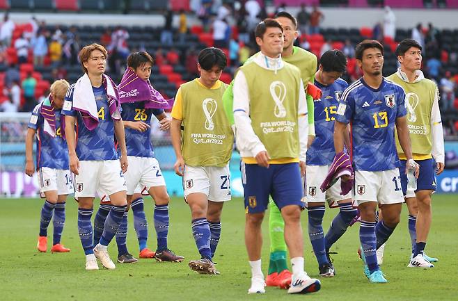 27일(현지시간) 카타르 알라이얀 아흐마드 빈 알리 스타디움에서 열린 2022 카타르 월드컵 조별리그 E조 일본과 코스타리카의 경기에서 0-1로 패한 일본 선수들이 팬들에게 인사하기 위해 피치 위를 이동하고 있다. [연합]