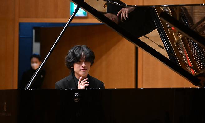 피아니스트 임윤찬이 광주시립교향악단과 함께 한 ‘베토벤·윤이상·바버’ 앨범을 통해 베토벤 피아노 협주곡 5번 ‘황제’, 몸포우의 ‘정원의 소녀들’, 스크랴빈 ‘2개의 시곡’ 중 1번, ‘음악 수첩’ 등을 들려준다. 임세준 기자