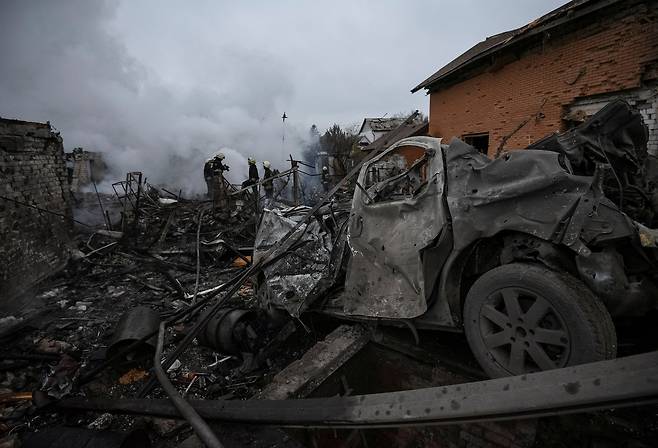 우크라이나 구조대원들이 26일(현지시간) 드니프로에서 러시아 미사일 공격으로 크게 피해를 입은 현장에서 구조 작업을 하고 있다. / 사진=로이터 연합뉴스
