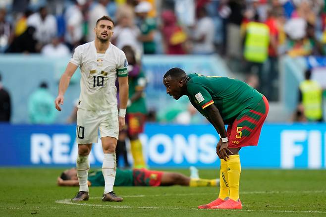 Cameroon‘s Gael Ondoua, right, and Serbia’s Dusan Tadic gesture at the end of the World Cup group G soccer match between Cameroon and Serbia, at the Al Janoub Stadium in Al Wakrah, Qatar, Monday, Nov. 28, 2022. AP연합뉴스