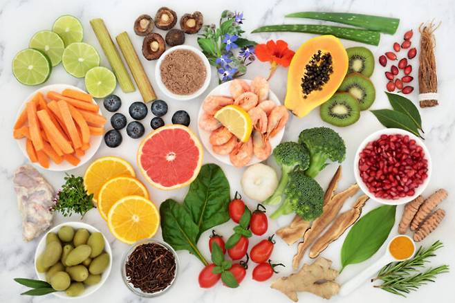 식이섬유, 비타민, 오메가-3 등이 풍부한 건강한 식단은 대중적인 관점에서 '면역력 유지'에 도움이 된다. [사진=marilyna/게티이미지뱅크]