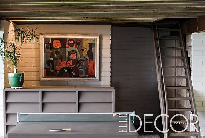 유연하게 자연과 어우러질 수 있도록 연출한 저택의 공간들.