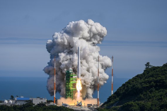 순수 국내 기술로 제작된 한국형 최초 우주발사체 '누리호(KSLV-Ⅱ)'가 전남 고흥 나로우주센터에서 발사되고 있다. 사진공동취재단
