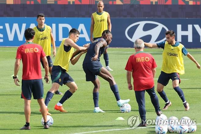 훈련하는 포르투갈 대표팀... 주전 선수들이 전부 빠진 12명으로 진행되었다(연합뉴스)