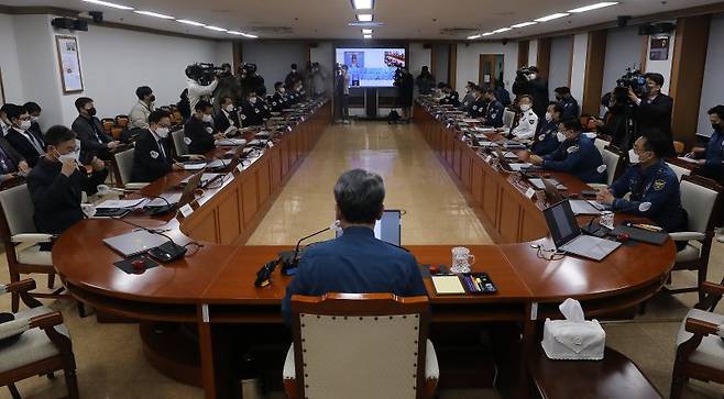 윤희근 경찰총장이 29일 오후 서울 서대문구 경찰청 무궁화회의실에서 열린 전국 시도청장 화상회의에서 모두발언을 하고 있다. 뉴스1 제공.
