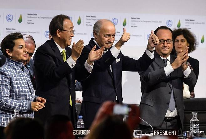 2015년 프랑스 파리에서 열린 기후변화협약 제21차 당사국총회(COP21)에서 반기문 유엔 사무총장(왼쪽에서 두번째) 그리고 프랑스의 로랑 파비우스 외무장관(가운데)과 프랑수아 올랑드 대통령(오른쪽에서 두번째)이 최종 합의문을 발표하고 박수를 치고 있다. 파리/EPA 연합뉴스