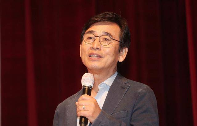 유시민 전 노무현재단 이사장이 28일 오후 전남도청 김대중 강당에서 제1회 전라남도청소년박람회 부모자녀소통강연인 우리는 무엇인가?를 주제로 강연을 하고 있다. 전남도 제공