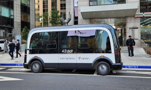 포티투닷이 청계천 자율주행셔틀 시범운행지구에서 서비스를 시작한 자율주행버스/사진=최수진기자