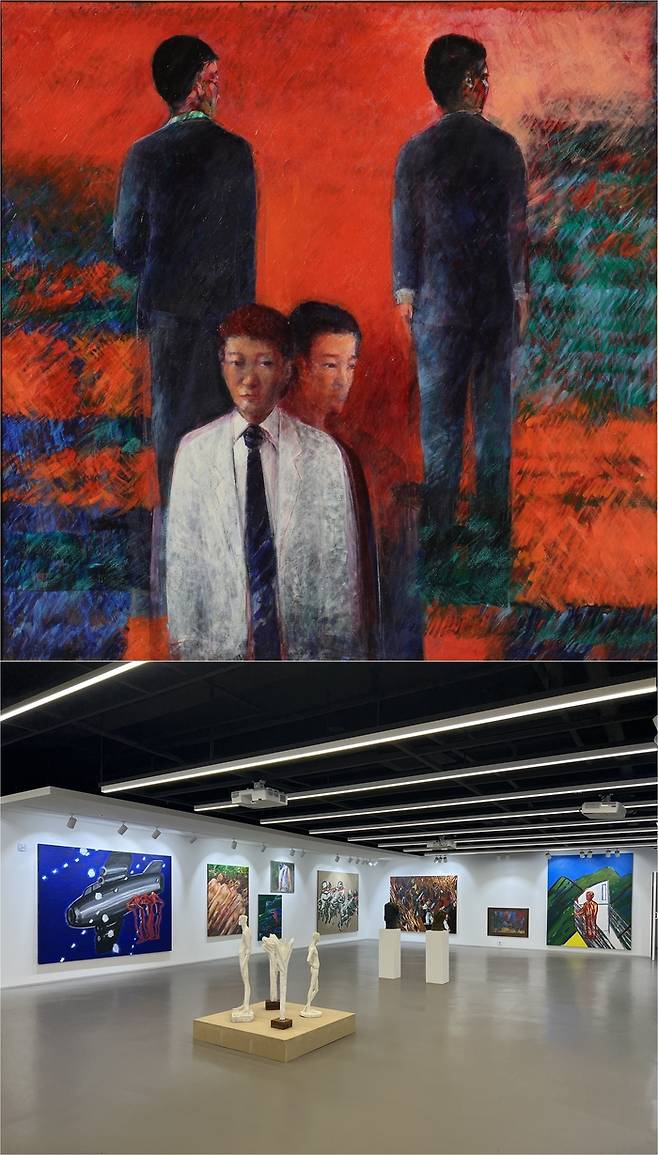 서용선 작가의 ‘사람들’(100x100cm., Oil on canvas, 1984, 1986, 위). 아래는 서 작가의 회화작품들이 조각가 정현의 작품들(바닥) 뒤 벽에 전시된 모습. 두남재아트센터 제공