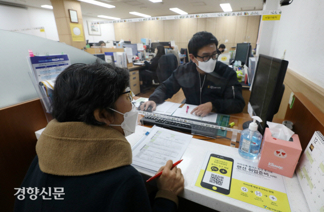 한국의 노인 상당수는 늙어서까지 일하는데도, 빈곤에서 벗어나기 어렵다.서울의 한 노인취업지원센터에서 한 어르신이 취업 상담을 받고 있다. 권도현 기자