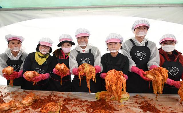 최선식 농협경제지주 도매유통본부장(왼쪽)과 서강석 송파구청장(왼쪽 네번째), 변재운 국민일보 사장(오른쪽 두 번째) 등이 28일 서울 송파구청 광장에서 ‘2022 국민행복 사랑의 김장 나누기’ 행사 중 기념촬영을 하고 있다. 이날 행사에서 만든 김치 5000포기는 저소득층 가구와 다문화가정, 장애인 단체 등에 전달된다. 이한형 기자