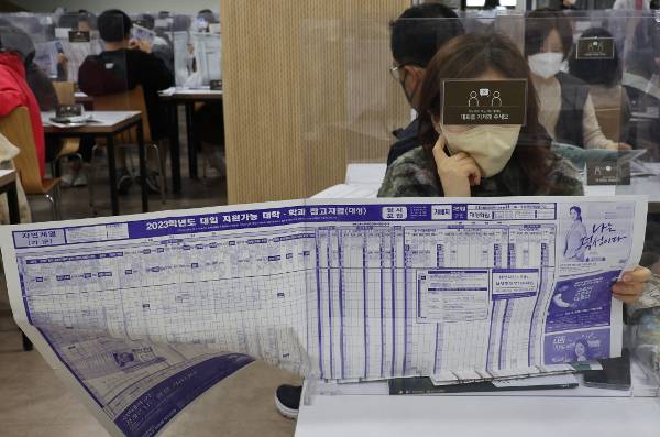 이주호 부총리 겸 교육부 장관은 대학입시제도를 크게 흔들지 않겠다고 입장을 밝혔으나 2025년부터 전면 시행될 고교학점제를 뒷받침하기 위해선 대입체제 변화가 불가피한 상황이다. 사진은 한 학부모가 지난 20일 서울 서초구 강남대성학원에서 열린 대입 수능 가채점 및 입시설명회에서 대학 배치표를 확인하는 모습. 연합뉴스