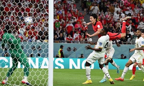 한국 축구대표팀 공격수 조규성이 28일(한국시간) 카타르 알라이얀의 에듀케이션 시티 스타디움에서 열린 2022 카타르월드컵 조별리그 H조 2차전 가나와의 경기에서 후반 16분 헤더골을 성공시키고 있다. 한국은 이 득점으로 2-2 동점 상황까지 갔지만 이후 가나에 한 골을 내주며 2대 3으로 패했다. 알라이얀=최현규 기자
