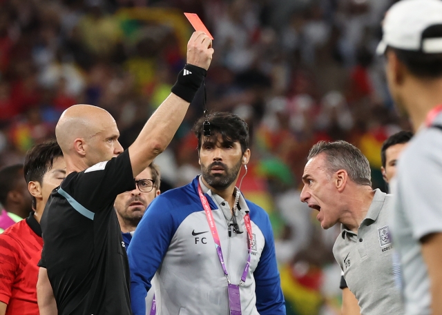 28일(현지시간) 카타르 알라이얀의 에듀케이션 시티 스타디움에서 열린 2022 카타르 월드컵 H조 2차전 대한민국과 가나의 경기, 2대 3으로 패한 뒤 파울루 벤투 감독이 주심에게 항의하던 과정에서 레드카드를 받고 있다. 뉴시스