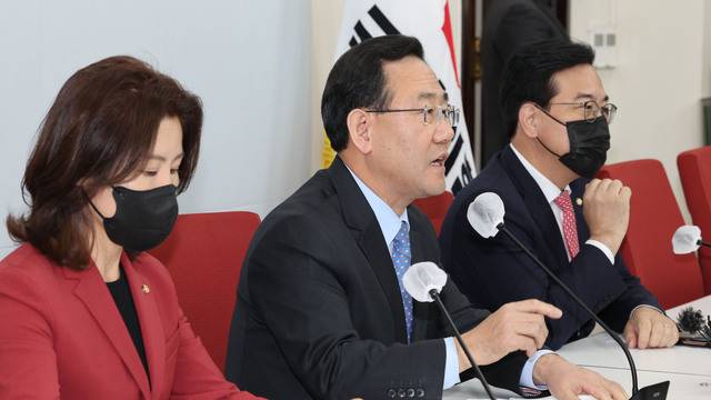 주호영 국민의힘 원내대표가 29일 오후 서울 여의도 국회에서 열린 원내대표 주재 비공개 긴급 중진의원 회의를 마치고 기자들에게 회의 결과를 브리핑하고 있다. 연합뉴스