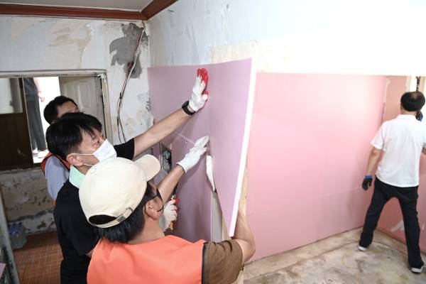 지난 8월 집수리봉사단체가 침수피해를 본 고색동 연립주택 반지하 가구에서 집수리봉사를 하고 있다. 수원시 제공