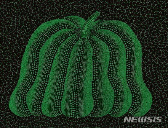 [서울=뉴시스]쿠사마 야요이, A-Pumpkin (OTRSSA), acrylic on canvas, 112.0☓145.5cm (80), 2014, 80억 원~180억 원. 서울옥션 제공