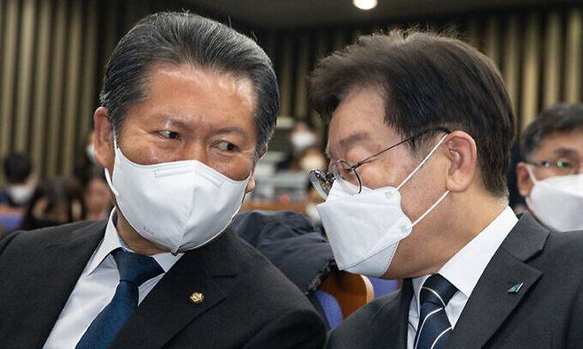 이재명 더불어민주당 대표(오른쪽)가 29일 서울 여의도 국회에서 열린 의원총회에서 정청래 최고위원과 대화를 나누고 있다. 뉴스1