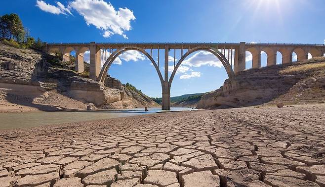 사진=카탈루냐의 한 하천이 가뭄으로 바짝 말라 있다