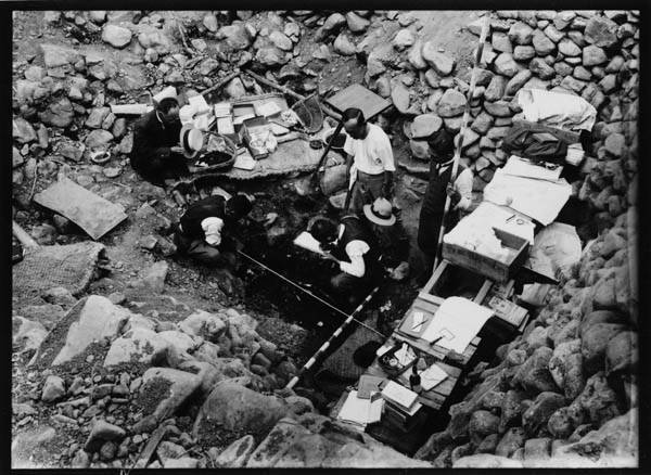 일제강점기인 1924년 조선총독부 소속 일인학자들이 경주 노동리에 있던 반쯤 무너진 고분 2기(126·127호분)를 조사하기 시작했다. 왼쪽은 금관과 함께 금령(금방울) 등이 출토된 금령총 / 국립중앙박물관 제공