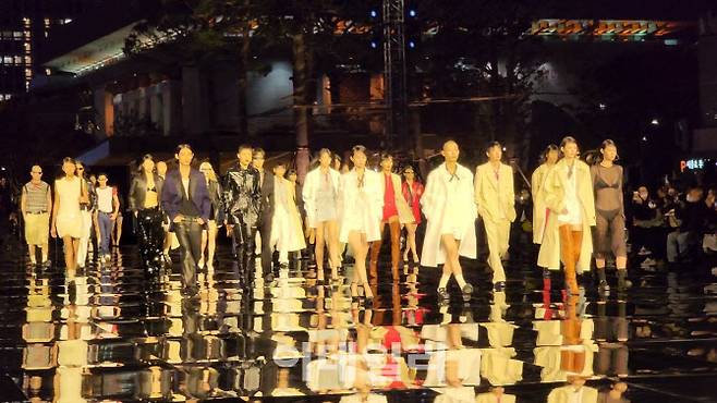 지난 10월 11일 서울 광화문광장 육조마당에서 열린 아미 2023 봄·여름(S/S) 컬렉션. (사진=백주아 기자)