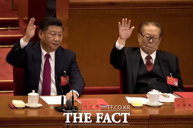 장쩌민 전 중국 국가주석(오른쪽)이 30일 향년 96세를 일기로 별세했다. 지난 2017년 10월 중국 베이징 인민대회당에서 열린 19차 당대회 폐회식에서 시진핑 주석과 장 전 주석이 손을 들어 업무보고 내용을 승인하는 모습. /AP.뉴시스