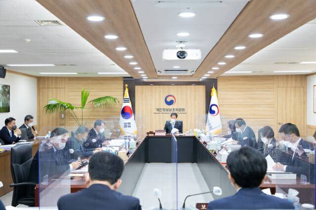 최장혁 개인정보보호위원회 부위원장이 11월 30일 오전 서울 종로구 정부서울청사에서 개최된 제19회 개인정보보호위원회 전체회의를 진행하고 있다.
