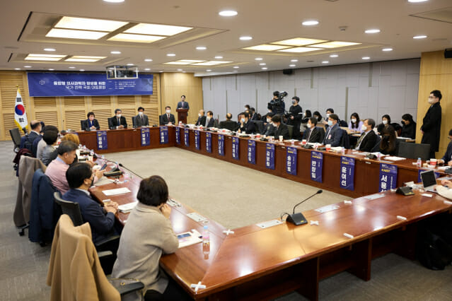 KAIST가 30일 국회의원회관 제2세미나실에서 '융합형 의사과학자 양성을 위한 국가전략 국회 대토론회'를 개최했다. (사진=KAIST)