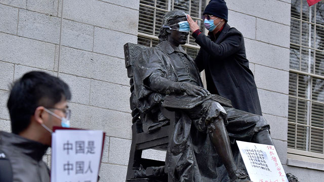 29일(현지시간) 미국 매사추세츠주 하버드대에서 중국 '제로 코로나' 반대 시위가 열렸다. 한 남성이 대학 창립자인 존 하버드의 동상에 마스크를 씌우며 눈을 가리고 있다. 사진=AP·연합뉴스