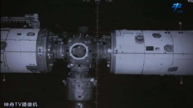 중국 유인우주국(CMSA)는 30일 5시 42분(베이징 시간, 한국 시각 6시 42분) 선저우(神舟) 15호가 우주정거장의 핵심 모듈과 도킹에 성공했다고 밝혔다. 사진은 선저우 15호 카메라가 도킹 직전 우주정거장을 찍은 것이다./CMSA