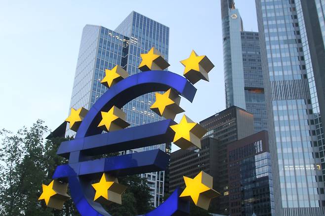 독일 프랑크푸르트에 있는 유럽중앙은행(ECB) 전면에 있는 유로화 조형물.