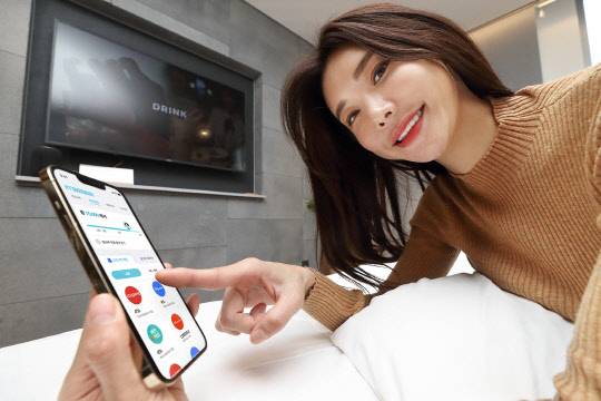 KT 모델이 KT의 마이데이터 서비스를 소개하고 있다. KT 제공