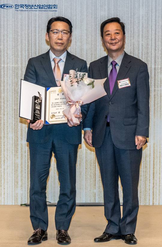 문화체육관광부·행정안전부·과학기술정보통신부가 주최하고 한국저작권보호원·한국소프트웨어저작권협회 주관, 디지털타임스가 후원하는 제10회 소프트웨어산업보호대상 시상식이 30일 서울 중구 프레스센터에서 열렸다. 이날 행사에서 백만기(오른쪽) 국가지식재산위원장과 국무총리상을 수상한 다와이주식회사 나상호 이사가 기념촬영을 하고 있다. 박동욱기자 fufus@