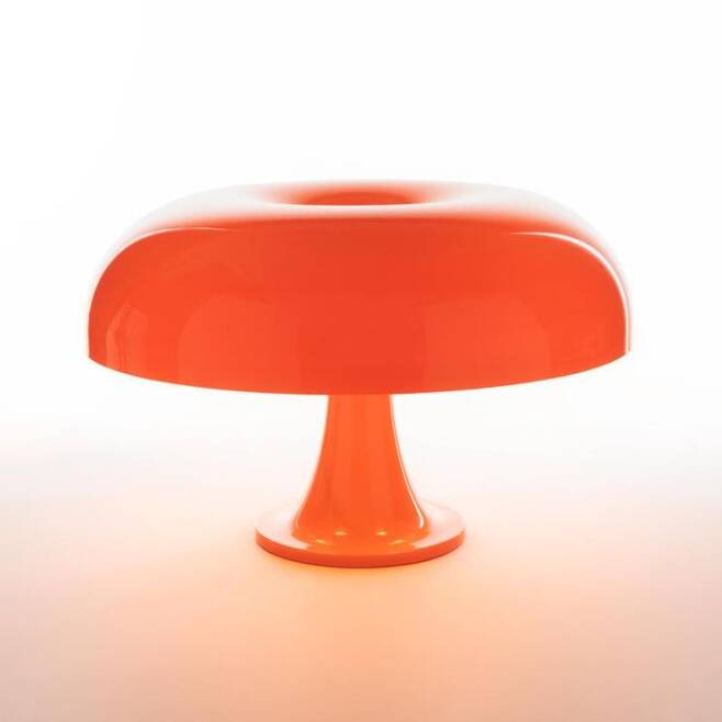 책상 위에 따뜻하고 동화적인 세계를 펼치는 네소. 색상은 오렌지, 화이트 두 가지.