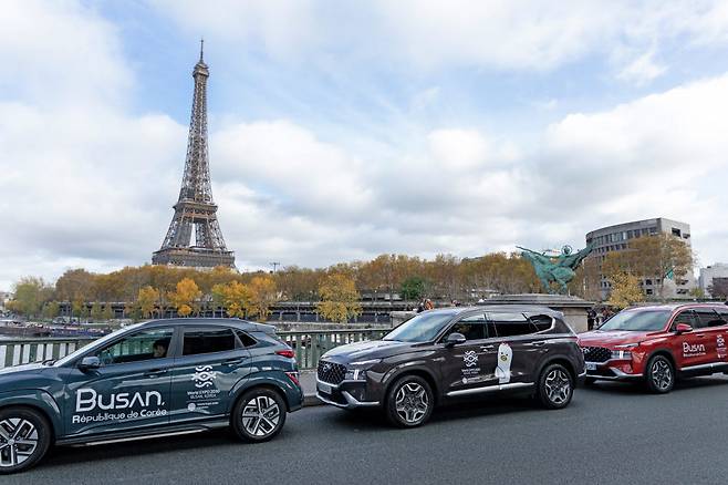 파리에서 열린 제171차 국제박람회기구 총회 기간 2030 부산세계박람회 로고를 랩핑한 현대차 차량이 파리 주요 지역을 순회하며 부산을 알렸다.