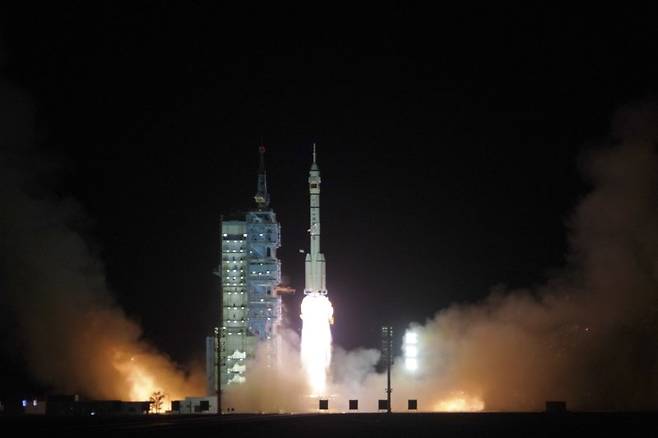 중국 서북부 간쑤성 주취안(酒泉) 위성발사센터에서 선저우 15호가 창정(長征)-2F 로켓에 실려 우주로 발사되고 있다. /사진=신화 ㅣ뉴시스화상