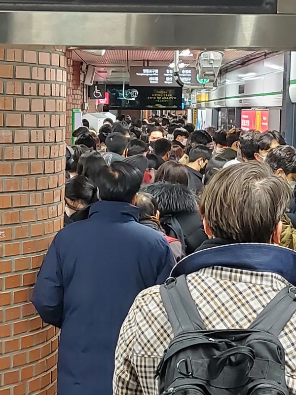 11월 30일 오후 6시를 넘은 서울 지하철 2호선 시청역은 열차를 타려는 승객들로 북적이는 모습이었다. /사진=이설영 기자