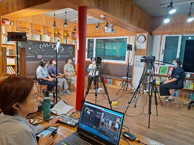 서울 양천구 마을미디어인 <줌인네거리>에서 지역 주민이 참여하는 온라인 생방송을 제작하고 있다. 줌인네거리 제공