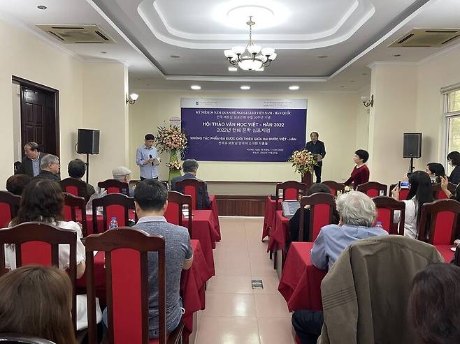응우옌 베트남작가회 주석이 지난 25일 오후 베트남 하노이 시내에 있는 베트남작가회 회의실에서 열린 ‘한-베 문학 심포지엄’에서 환영사를 하고 있다. 최재봉 기자