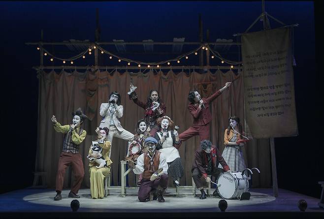 국립극단의 연극 <스카팽>은 프랑스 극작가 몰리에르 탄생 400돌을 기념하는 무대다. 국립극단 제공
