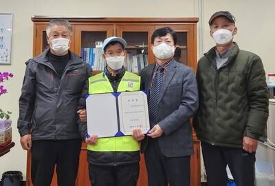 왼쪽 둘째가 엄기봉씨. 철원군 제공