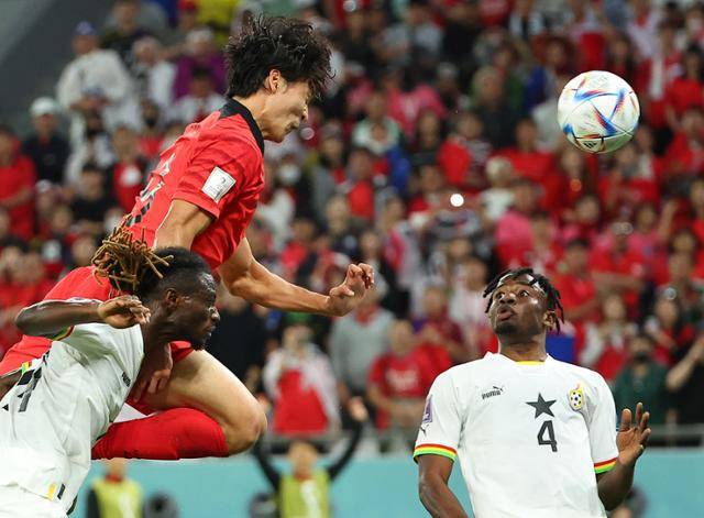 조규성이 28일 카타르 알라얀의 에듀케이션 시티 스타디움에서 열린 2022 카타르 월드컵 조별리그 H조 2차전 가나와의 경기에서 동점골을 성공시키고 있다. 알라얀=연합뉴스