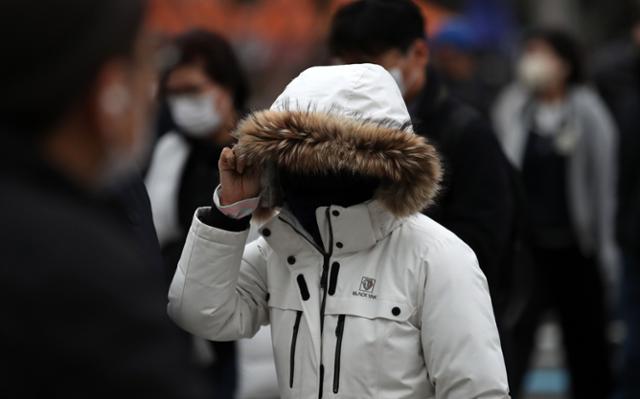 29일 오전 서울 세종대로 광화문광장 인근에서 시민들이 외투를 입고 발걸음을 옮기고 있다. 기상청에 따르면 이날 기압골의 영향을 받다가 중국 북부지방에서 확장하는 찬 대륙고기압의 영향으로 전국에 본격적으로 추위가 시작된다. 뉴스1
