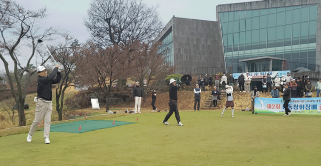 권연숙(오른쪽 부터) 대구한국일보시민기자대학장, 김기춘 총동창회장, 임동규 골프회장이 29일 경북 의성 엠스클럽CC에서 시타를 하고 있다. 윤창식 기자