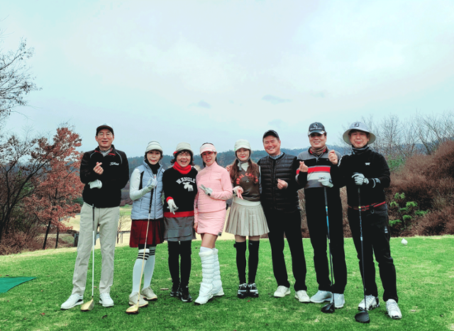 김기춘(오른쪽 부터) 대구한국일보시민기자대학 총동창회장, 유명상 대구한국일보 대표, 백용택(11기), 도은경(13기), 조유미(13기), 박정희(6기), 권연숙 학장, 임동규 골프회장이 티샷을 하기전 포즈를 취하고 있다. 총동창회 제공