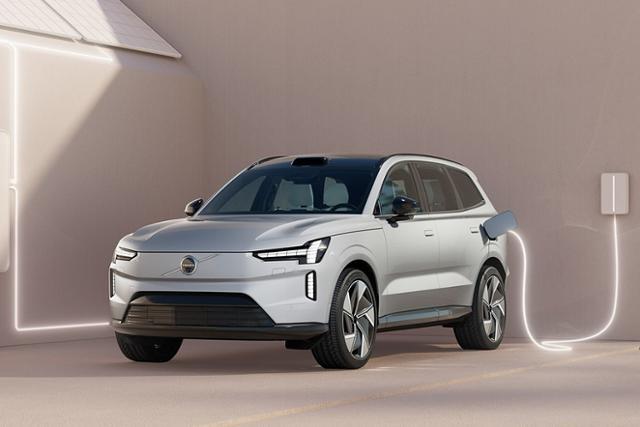볼보, 미래를 향한 플래그십 SUV ‘EX90′ 공개