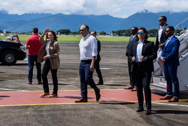 22일 카멀라 해리스(왼쪽 두 번째) 미국 부통령이 필리핀 팔라완섬 푸에르토프린세사 국제공항에 도착해 손을 흔들고 있다. 팔라완=AP 뉴시스