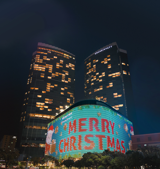 제주 드림타워의 야외 벽면을 장식한 크리스마스 미디어아트
