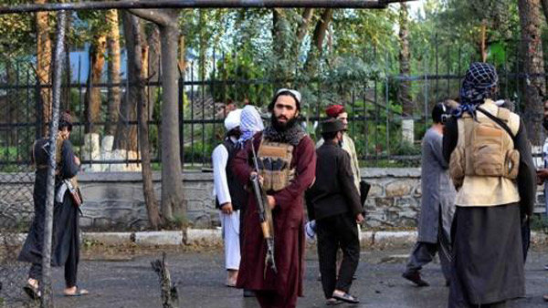 카불 폭탄 테러 현장에서 경계 활동 중인 탈레반.(기사내용과는 상관없음) [사진 제공: 연합뉴스]