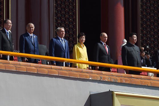 지난 2015년 9월 중국의 항일전쟁 승리 70주년 기념 열병식에 참석한 누르술탄 나자르바예프(82, 왼쪽 세번째) 카자흐 초대 대통령이 천안문 망루에 서있다. [중앙포토]